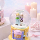 SEVGİLİ FİGÜRLÜ BÜYÜK BOY & 10CM PİLLİ & IŞIKLI MÜZİKLİ CAM KAR KÜRESİ